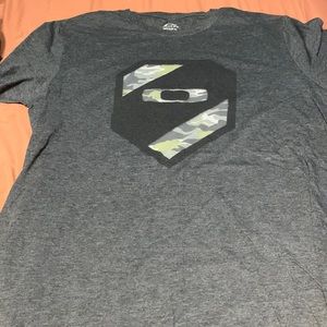 Mens medium Oakley shirt